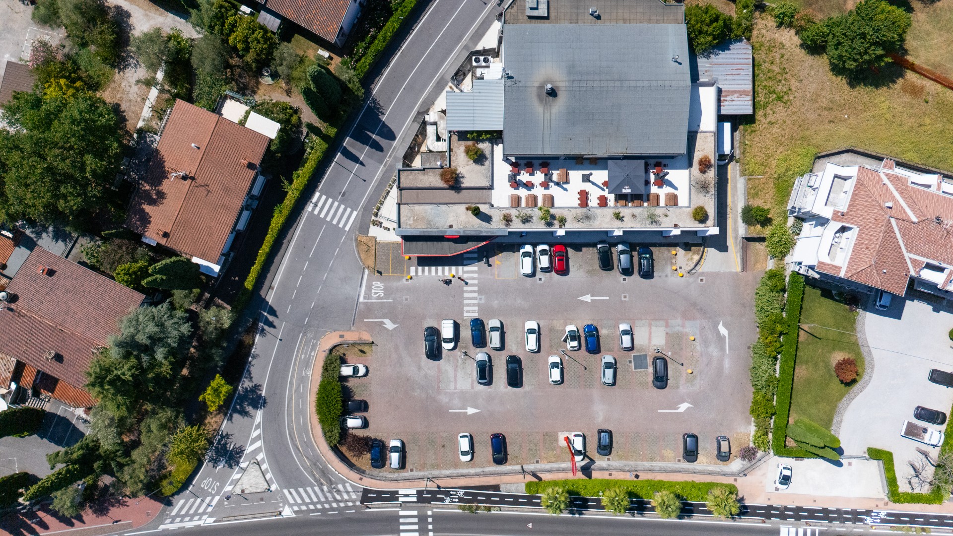 Vista aerea della Birreria Dolomiti Sirmione con parcheggio e terrazza