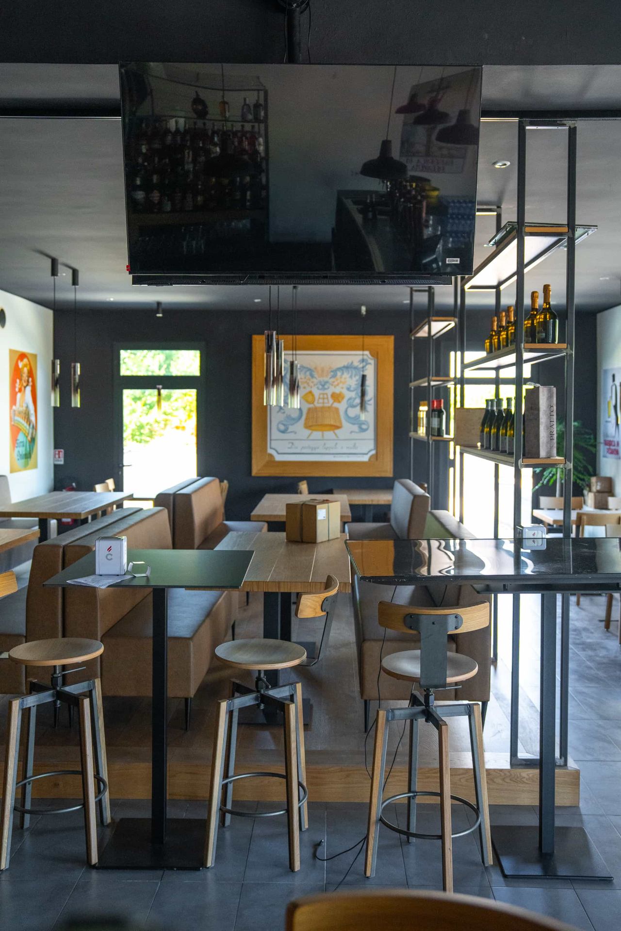 Sala con divanetti in pelle caramello e tavoli alti