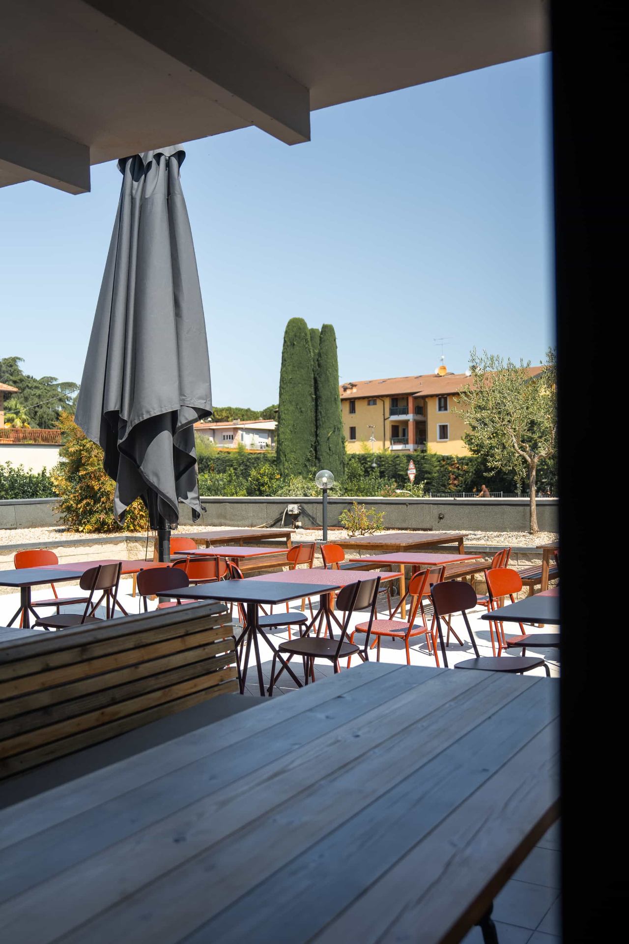 Terrazza con vista sul verde e ombrelloni aperti